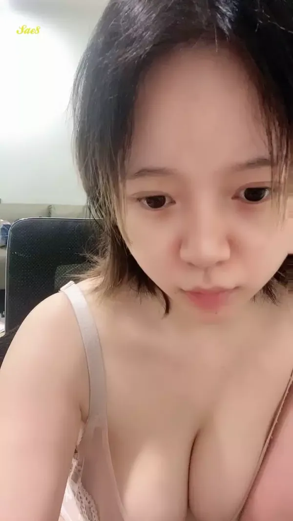 大奶白虎米糊糊巨乳校花超级大肥臀直播大秀合集